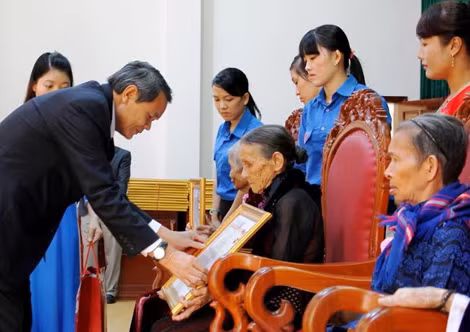 Phó Chủ tịch UBND tỉnh Bình Định Mai Thanh Thắng trao tặng danh hiệu cao quý cho các bà mẹ.