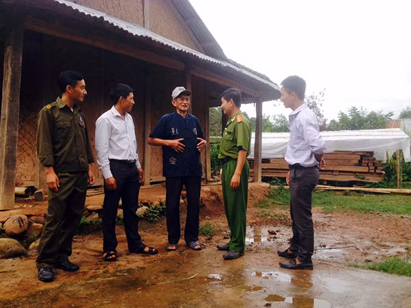 Công an Mường Nhé thường xuyên xuống gặp gỡ dân bản trao đổi về ANTT.