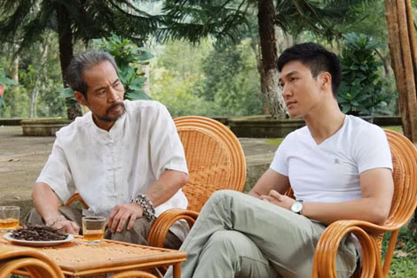 Nghệ sĩ Chu Hùng (bên trái) vai Quang trong phim “Bí mật tam giác vàng”.