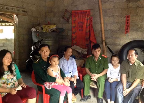 Lực lượng Công an, Biên phòng thường xuyên gặp gỡ, vận động nhân dân tham gia phong trào bảo vệ ANTQ.