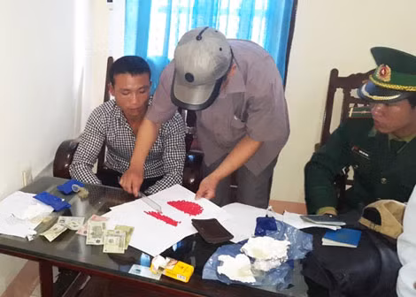 Đối tượng Đậu Xuân Cường (ngoài cùng bên trái) bị lực lượng Biên phòng Quảng Bình bắt giữ.
