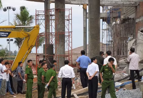 Lực lượng Công an đang phong tỏa hiện trường phục vụ công tác điều tra nguyên nhân vụ tai nạn.