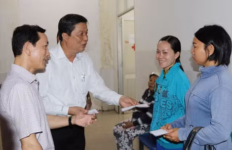Lãnh đạo Thành ủy Cần Thơ đến bệnh viện chia sẻ, hỗ trợ thân nhân những công nhân bị thương đang cấp cứu trong Bệnh viện Quân y 121.