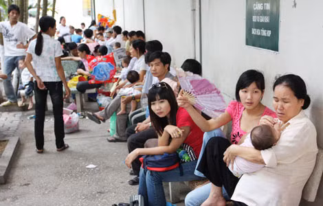 Nắng nóng khiến người bệnh đến khám, chữa bệnh tại các bệnh viện tăng cao.