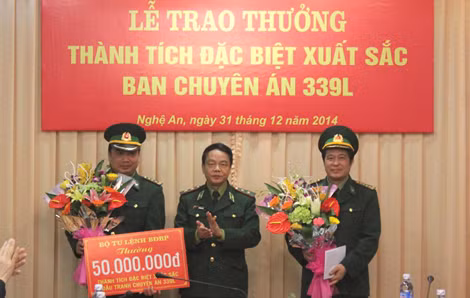 Trung tướng Võ Trọng Việt - Tư lệnh BĐBP tặng hoa và trao thưởng Ban chuyên án 339L. Trung tướng Võ Trọng Việt - Tư lệnh BĐBP tặng hoa và trao thưởng Ban chuyên án 339L.