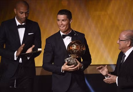 Ronaldo nhận danh hiệu quả bóng vàng năm thứ 2 liên tiếp. Ảnh: Goal.com