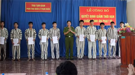 Giám thị Trại tạm giam Công an tỉnh Nghệ An trao Quyết định cho 10 phạm nhân được giảm hết thời hạn chấp hành án phạt tù đợt này.