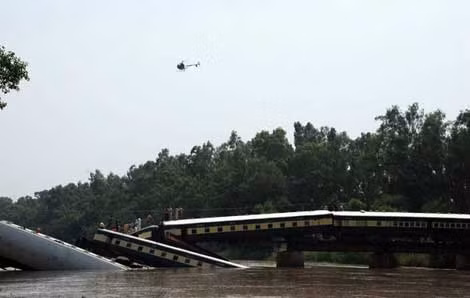 Máy bay trực thăng tham gia cứu hộ.