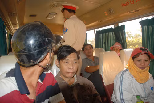 Lực lượng CSGT Công an Đắk Nông đang tiến hành kiểm tra xe khách (Ảnh minh họa).