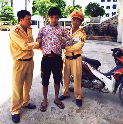 Lực lượng CSGT dẫn giải đối tượng Hồ Hữu Thủy về trụ sở.