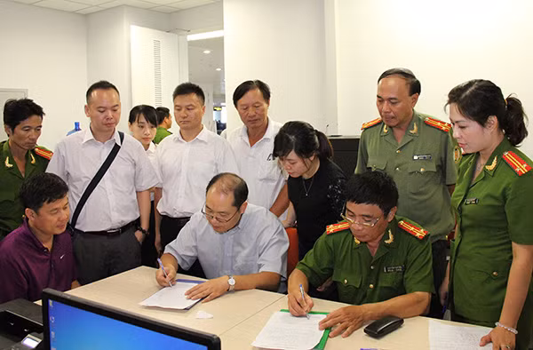 Đại diện cơ quan chức năng Trung Quốc và Cục Cảnh sát truy nã tội phạm Bộ Công an Việt Nam ký biên bản bàn giao hồ sơ và đối tượng.