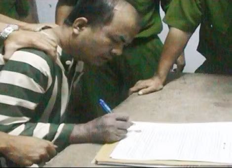 Đoàn Văn Tư ký tên vào bản án tử hình.