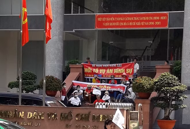 Người mua căn hộ nhiều lần đến Viện KSND TP Hồ Chí Minh đề nghị khởi tố vụ án.