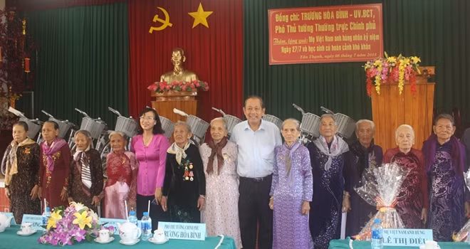 Phó Thủ tướng Thường trực Chính phủ Trương Hòa Bình chụp hình lưu niệm với các Mẹ Việt Nam anh hùng tỉnh Long An.