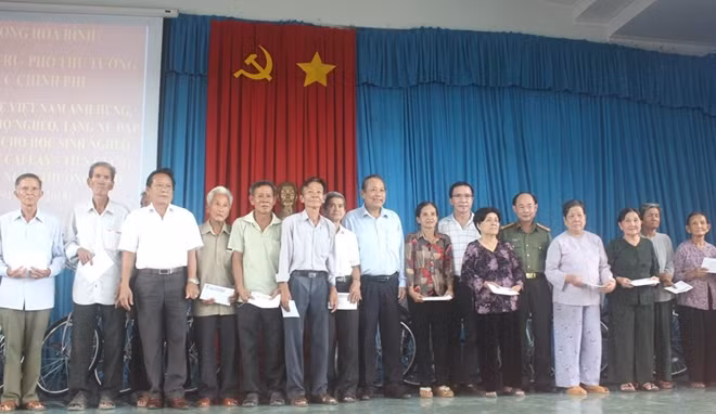 Phó Thủ tướng Thường trực Chính phủ Trương Hòa Bình cùng lãnh đạo địa phương, các nhà tài trợ trao quà cho các gia đình chính sách huyện Cai Lậy và thị xã Cai Lậy.