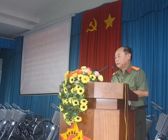 Đại tá Trần Kim Thẩm, Phó Tổng biên tập Báo CAND phát biểu tại buổi trao quà tặng ở thị xã Cai Lậy.