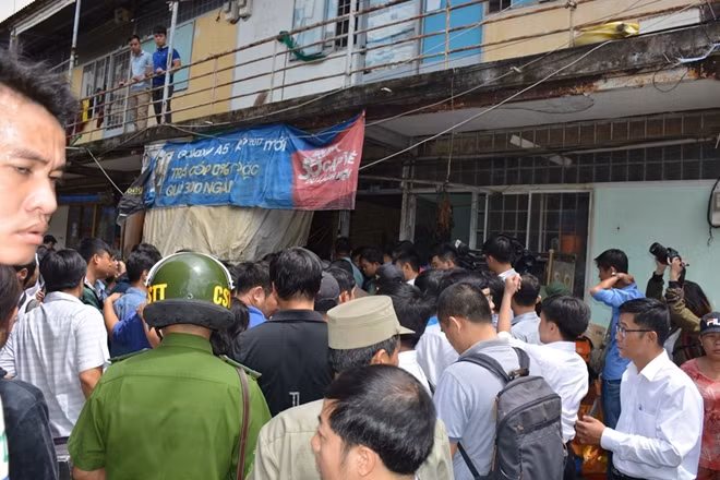 Người dân Thủ Thiêm tập trung đông tại khu tạm cư khi Bí thư Thành ủy tới thăm hỏi bà con.