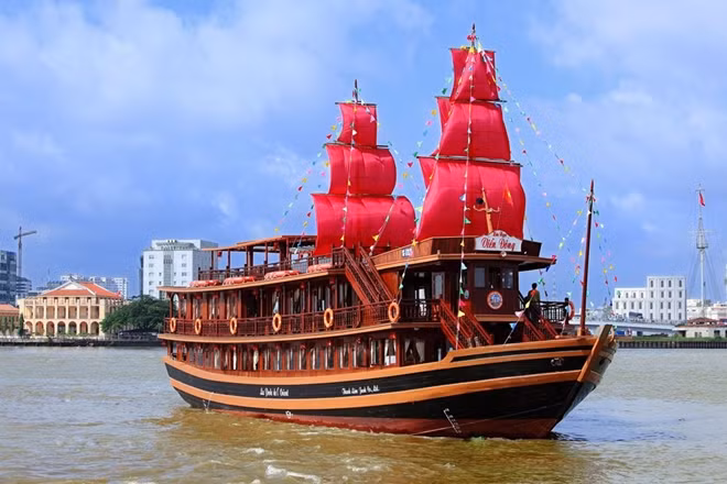 Du thuyền trên sông Sài Gòn.