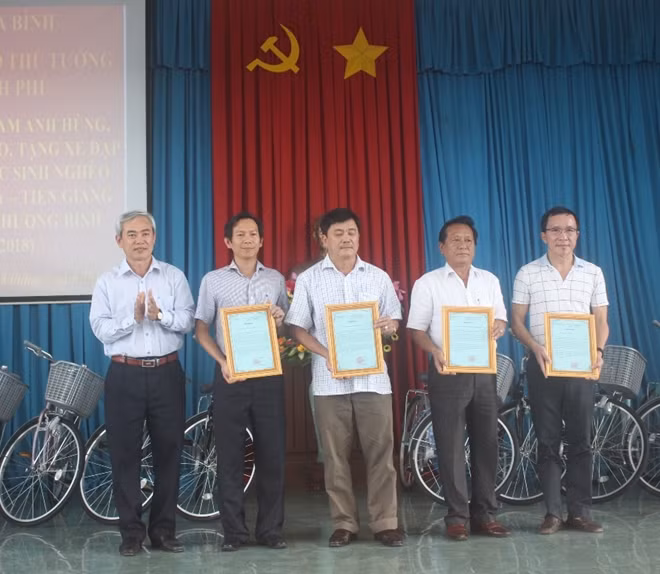Đại diện lãnh đạo huyện Cai Lậy và thị xã Cai Lậy trao thư cảm ơn cho các nhà tài trợ.