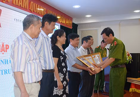 Thiếu tướng Đoàn Việt Mạnh, Cục trưởng Cục Cảnh sát PCCC&CNCH trao Huy chương chiến sỹ vẻ vang cho các cán bộ hưu trí.