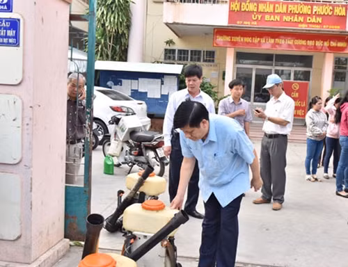 Thứ trưởng Bộ Y tế Nguyễn Thanh Long trực tiếp kiểm tra việc phun hóa chất phòng chống bệnh Zika