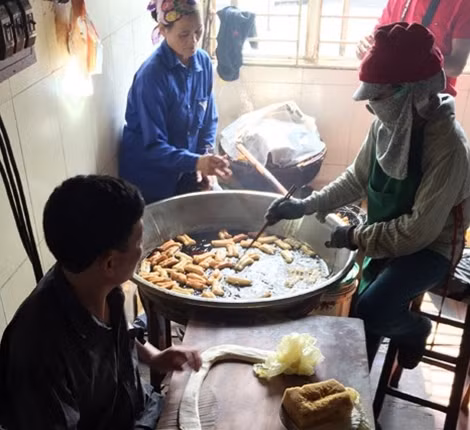 Chủ cơ sở đang sản xuất bánh quẩy.