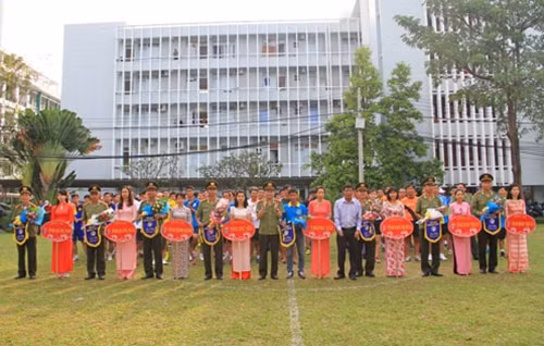 Đại tá Nguyễn Khắc Cường – Phó giám đốc Công an tỉnh Khánh Hòa phát biểu khai mạc và tặng cờ lưu niệm cho 7 đoàn tham dự hội thao.