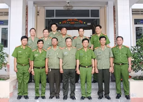 Thứ trưởng Phạm Dũng cùng đoàn công tác và CBCS Công an huyện Phú Quốc.