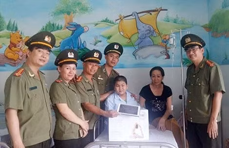 Phòng Công tác chính trị Công an TP Đà Nẵng đã trao gần 200 thùng sữa TH-True Milk cho các trẻ em và bệnh nhi nghèo vào ngày 6-4.