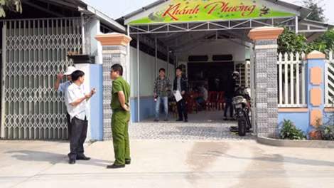 Lực lượng chức năng đang bảo vệ và khám nghiệm hiện trường.