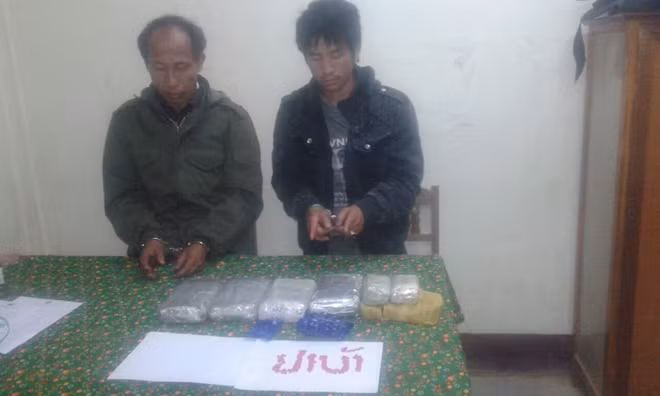 Hai đối tượng bị bắt giữ cùng tang vật vụ án.