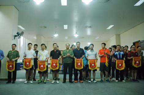 Thiếu tướng Tạ Đức Dũng, Cục trưởng cục Tham mưu - Tổng cục Chính trị CAND trao cờ lưu niệm cho các đội tham gia giải đấu.