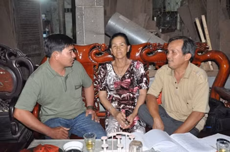 Ông Lâm Thanh Nhanh và bà Hứa Thị Hồng Hát đã bớt bệnh, họ vui mừng khi gặp lại anh Nguyễn Đình Hoa.