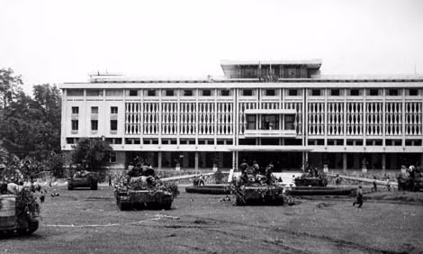 Xe tăng quân Giải phóng tiến vào Dinh Độc Lập trưa 30/4/1975. Ảnh: Ngọc Đản.