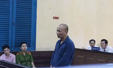 Bị cáo Miên (đứng) tại phiên tòa phúc thẩm.
