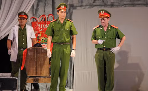 Danh hài Minh Nhí và diễn viên Minh Luân trong vở diễn “Chuyên án 292”.