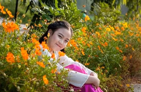 Chợ quê ngày Tết đặc biệt phù hợp với các em thiếu nhi. Ngoài việc cùng gia đình thử sức ở những trò chơi truyền thống, các em còn được rèn luyện kĩ năng giao tiếp và làm quen với hoạt động mua – bán theo cách thức lí thú nhất.