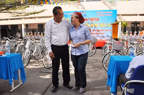 Chánh án TAND tối cao Trương Hoà Bình chụp hình lưu niệm với nữ Sinh viên người Chăm Sapiroh (lớp Y 8 - trường ĐH Y Dược TP HCM) đã có thành tích học giỏi và hiện là bác sĩ của một bệnh viện ở TP HCM.