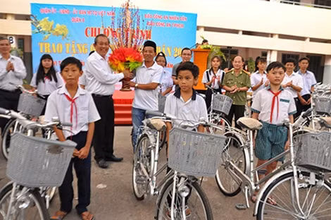 Các em HS cấp II học giỏi vui mừng được tặng xe đạp Martin trong ngày Tết.