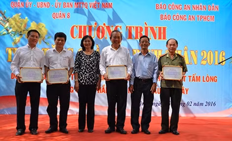 Chánh án TAND tối cao Trương Hoà Bình, đại diện các đơn vị tổ chức, nhà tài trợ lên nhận thư cảm ơn của chính quyền địa phương