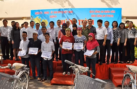 Các em HS được nhận học bổng Th.S, ĐH, trung cấp chụp hình lưu niệm với các nhà tài trợ và đơn vị tổ chức.