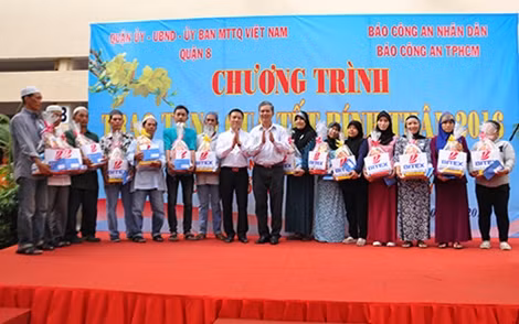Bà con người Chăm phường 1, quận 8 vui mừng với những phần quà Xuân được trao tặng.