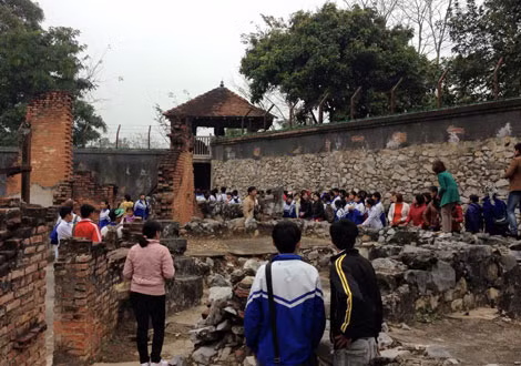 Du khách tham quan di tích nhà tù Sơn La.