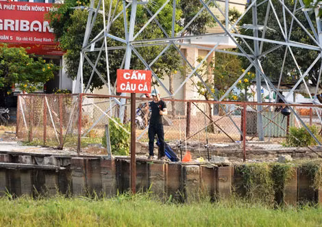 Câu cá dưới cột điện cao thế rất dễ bị phóng điện.
