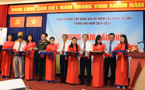 Cắt băng khai trương Trung tâm Báo chí.