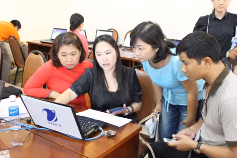 Một số phóng viên trao đổi về nội dung của Chuyên trang.