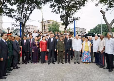 Bộ trưởng Trần Đại Quang và Đoàn đại biểu cấp cao dâng hoa tại tượng đài Chủ tịch Hồ Chí Minh.
