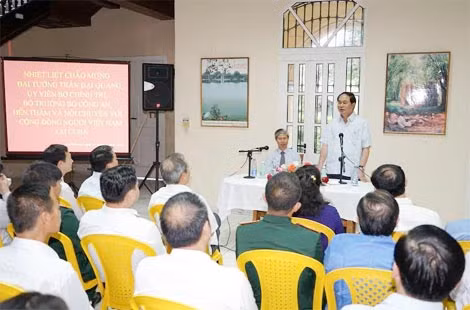 Bộ trưởng Trần Đại Quang nói chuyện với cán bộ, nhân viên Đại sứ quán Việt Nam tại Cuba.
