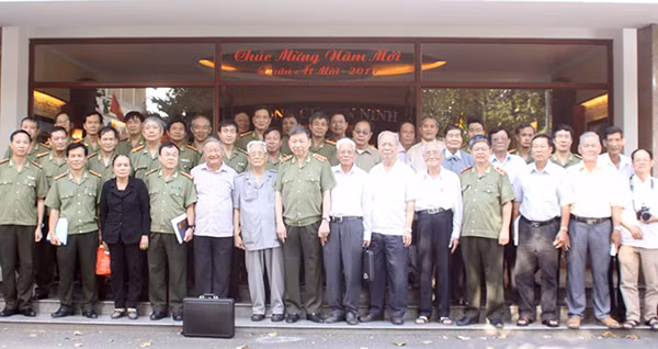 Các đại biểu chụp ảnh lưu niệm tại Hội thảo.