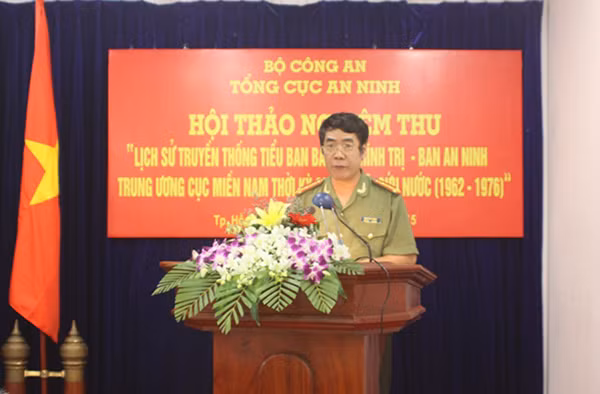 Đại tá Phạm Văn Vượng, Phó Cục trưởng Cục Chính trị, chủ nhiệm đề tài phát biểu tại Hội thảo.